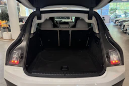 valkoinen BMW iX 2022 kuva 16.
