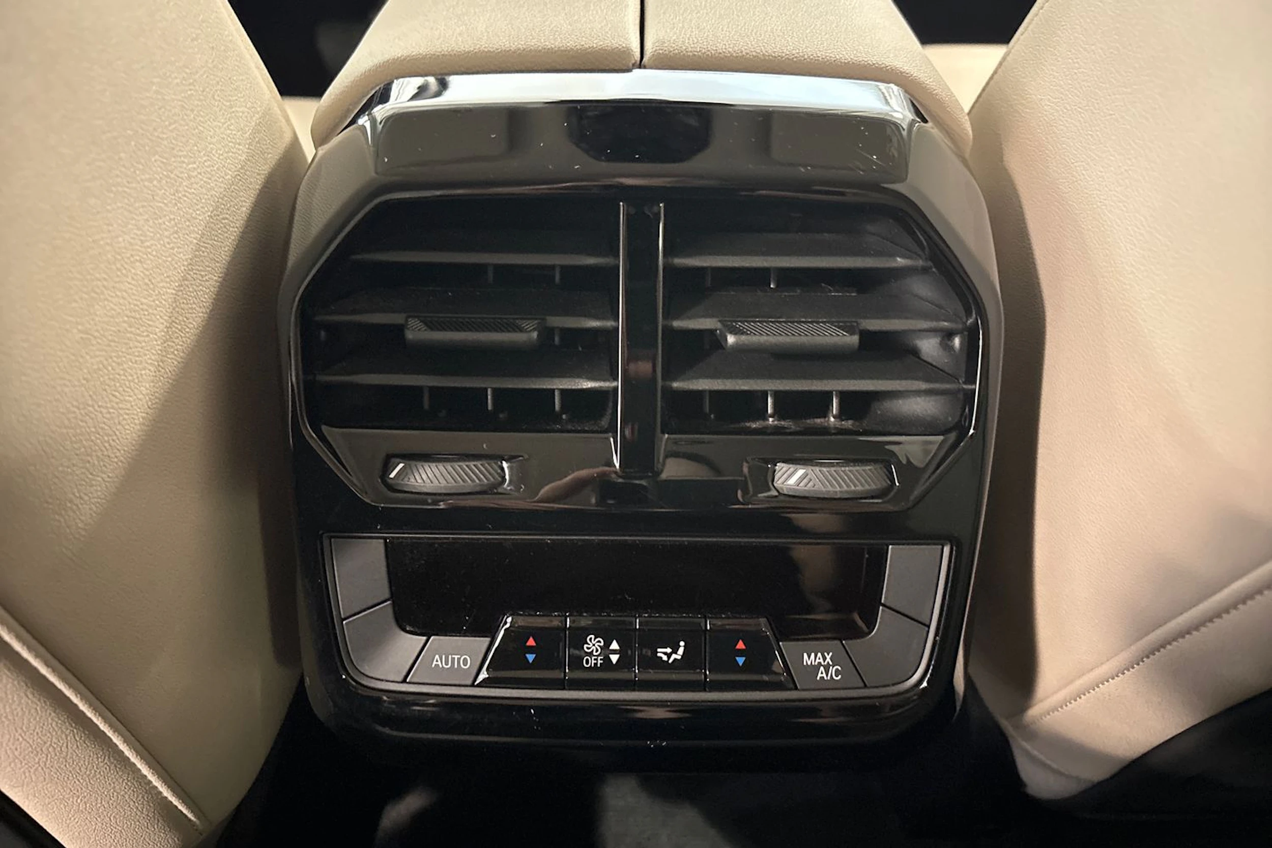 valkoinen BMW iX 2022 kuva 21.