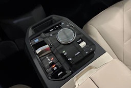 valkoinen BMW iX 2022 kuva 26.