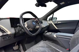 musta BMW iX 2023 kuva 3.