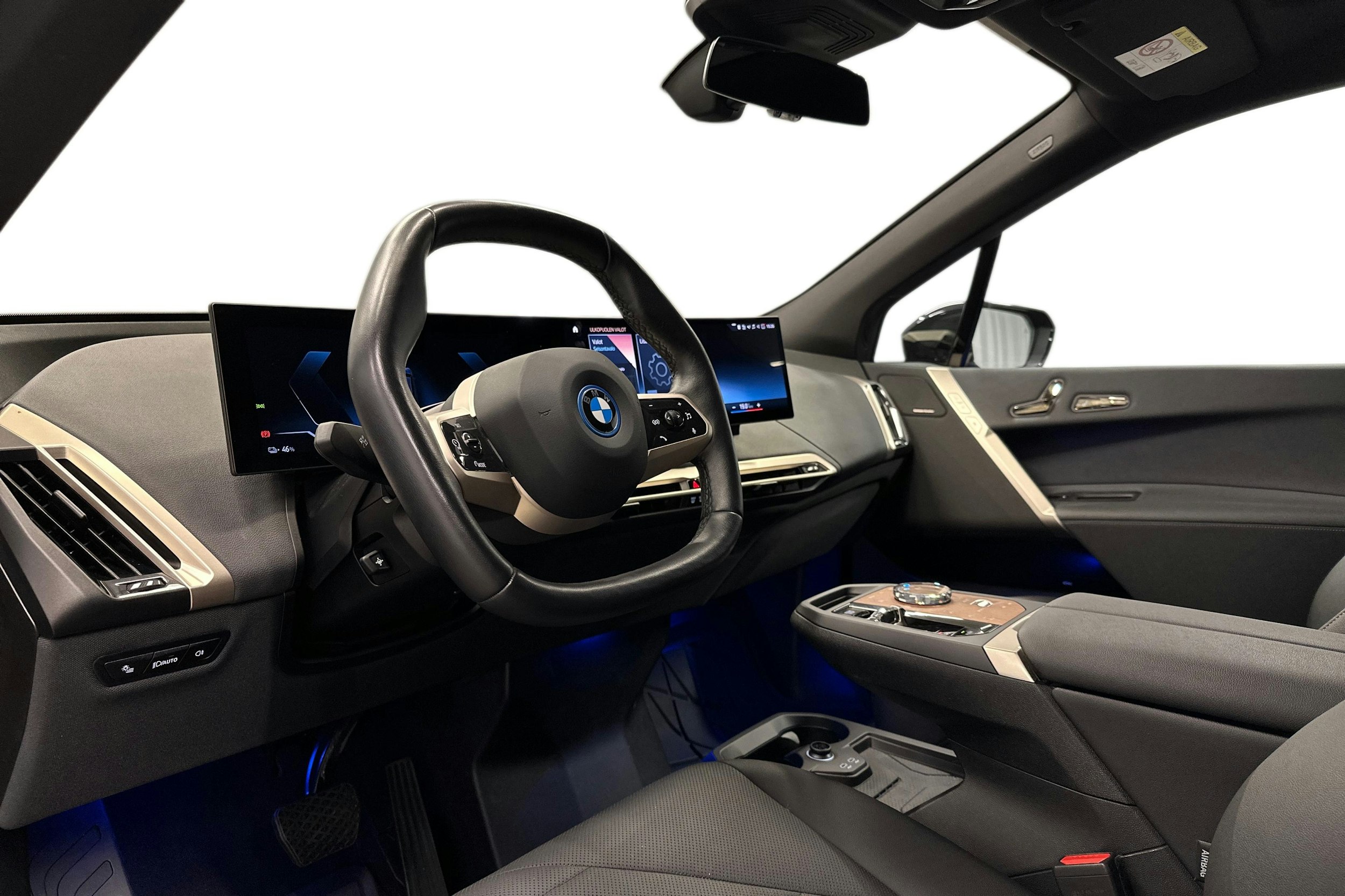 musta BMW iX 2023 kuva 7.