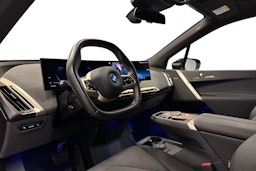 musta BMW iX 2023 kuva 7.