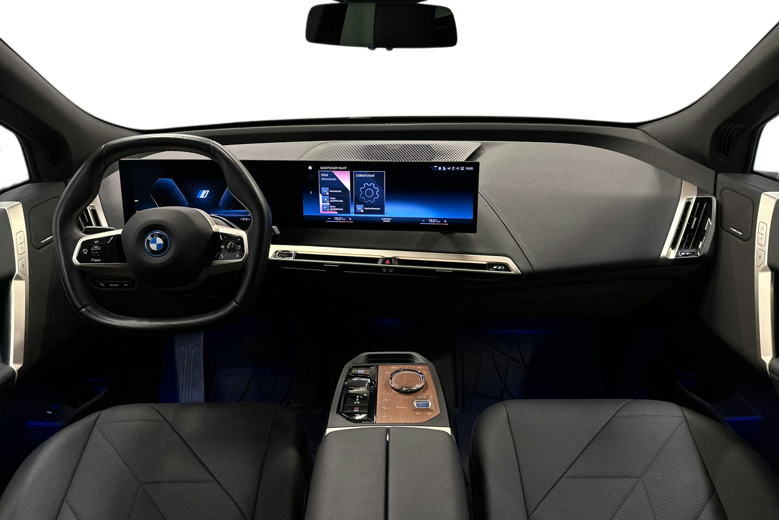musta BMW iX 2023 kuva 9.