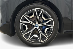 musta BMW iX 2023 kuva 11.