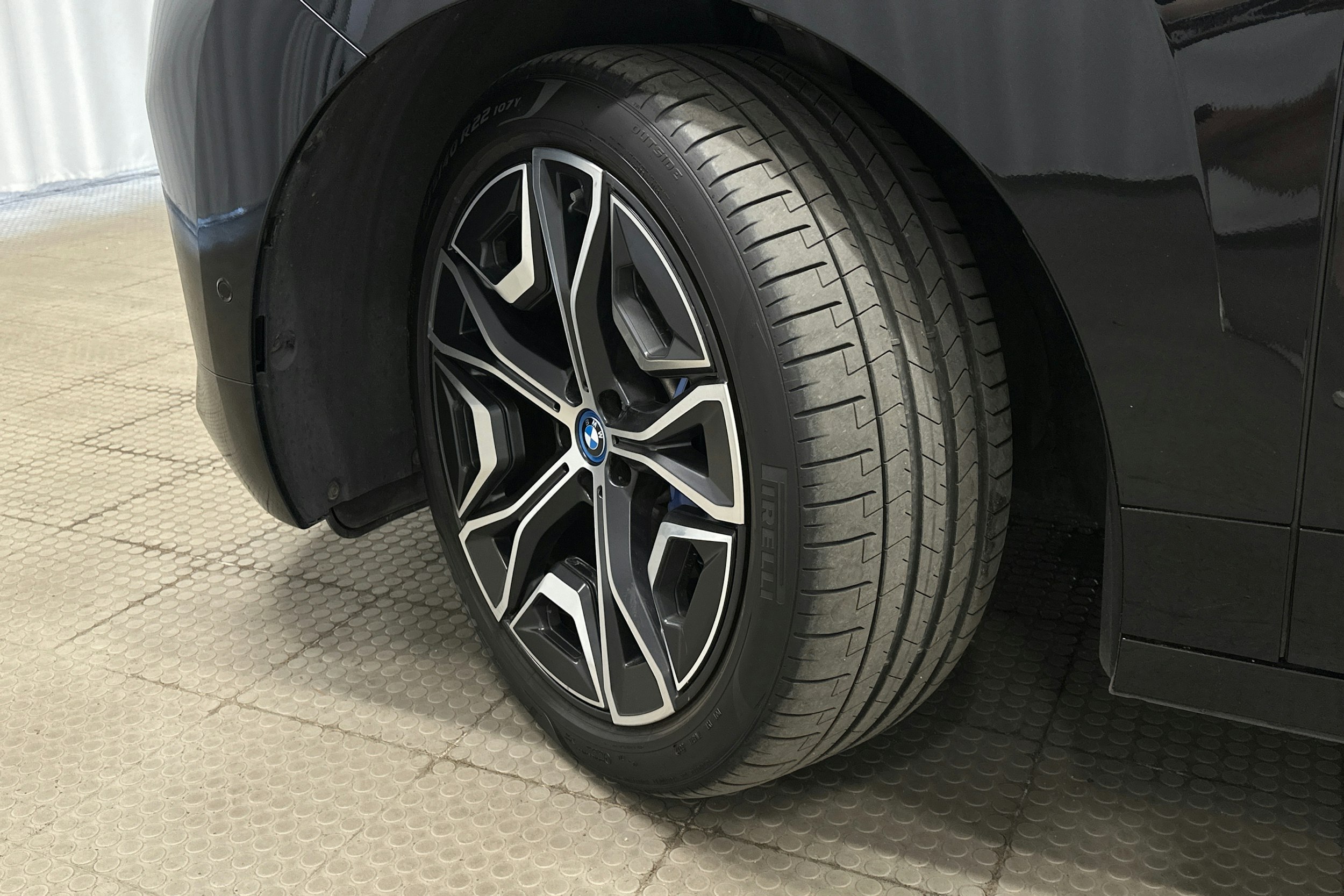musta BMW iX 2023 kuva 13.
