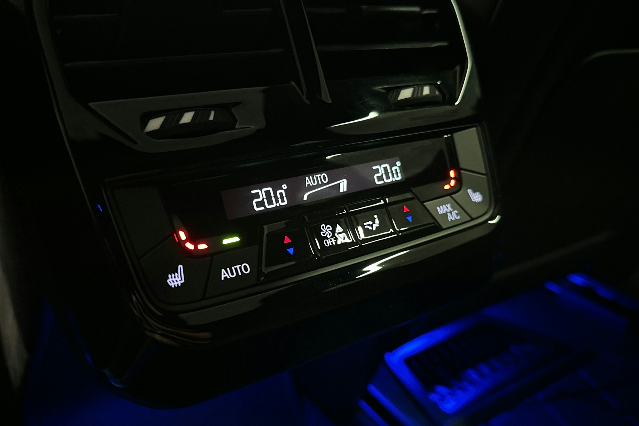 musta BMW iX 2023 kuva 17.