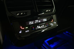 musta BMW iX 2023 kuva 17.