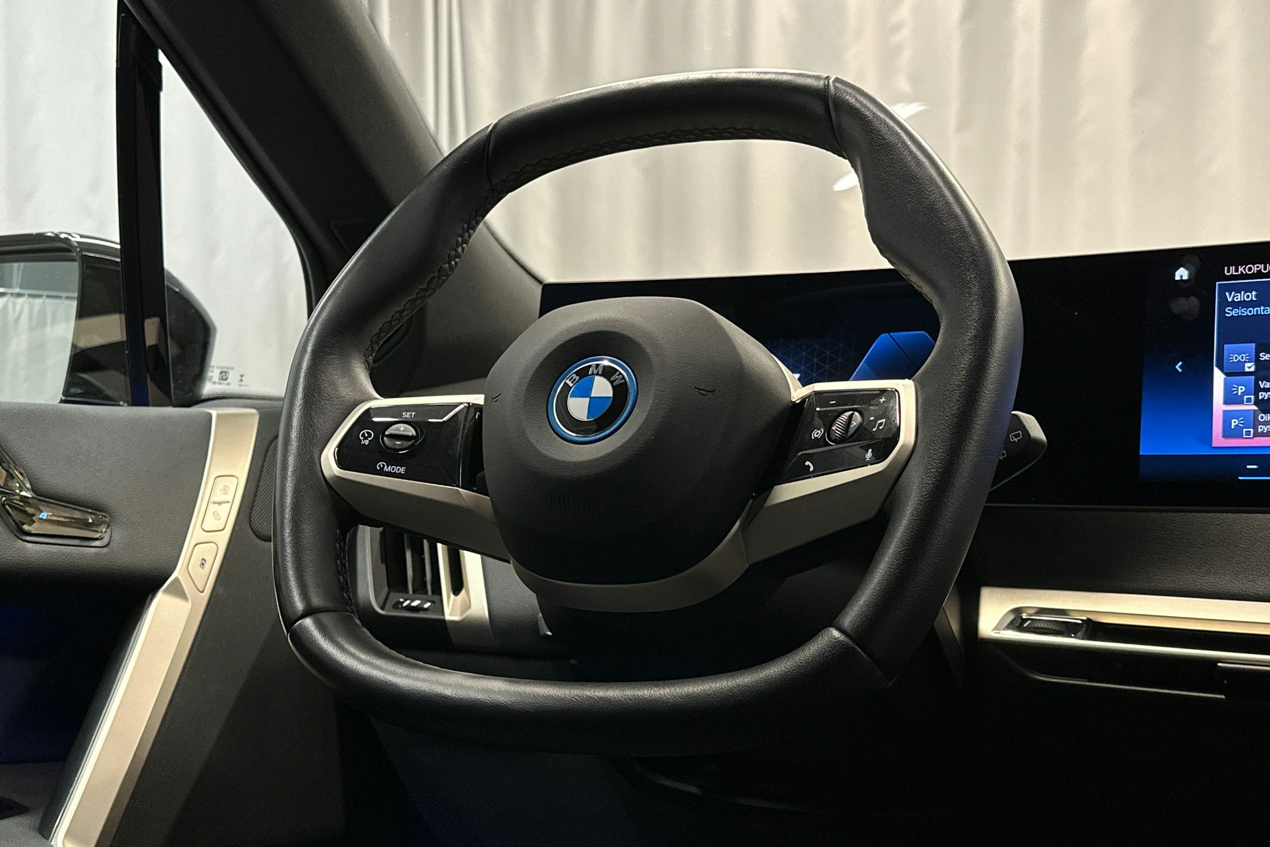 musta BMW iX 2023 kuva 22.