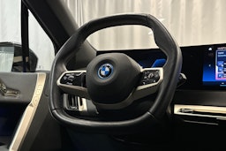 musta BMW iX 2023 kuva 22.