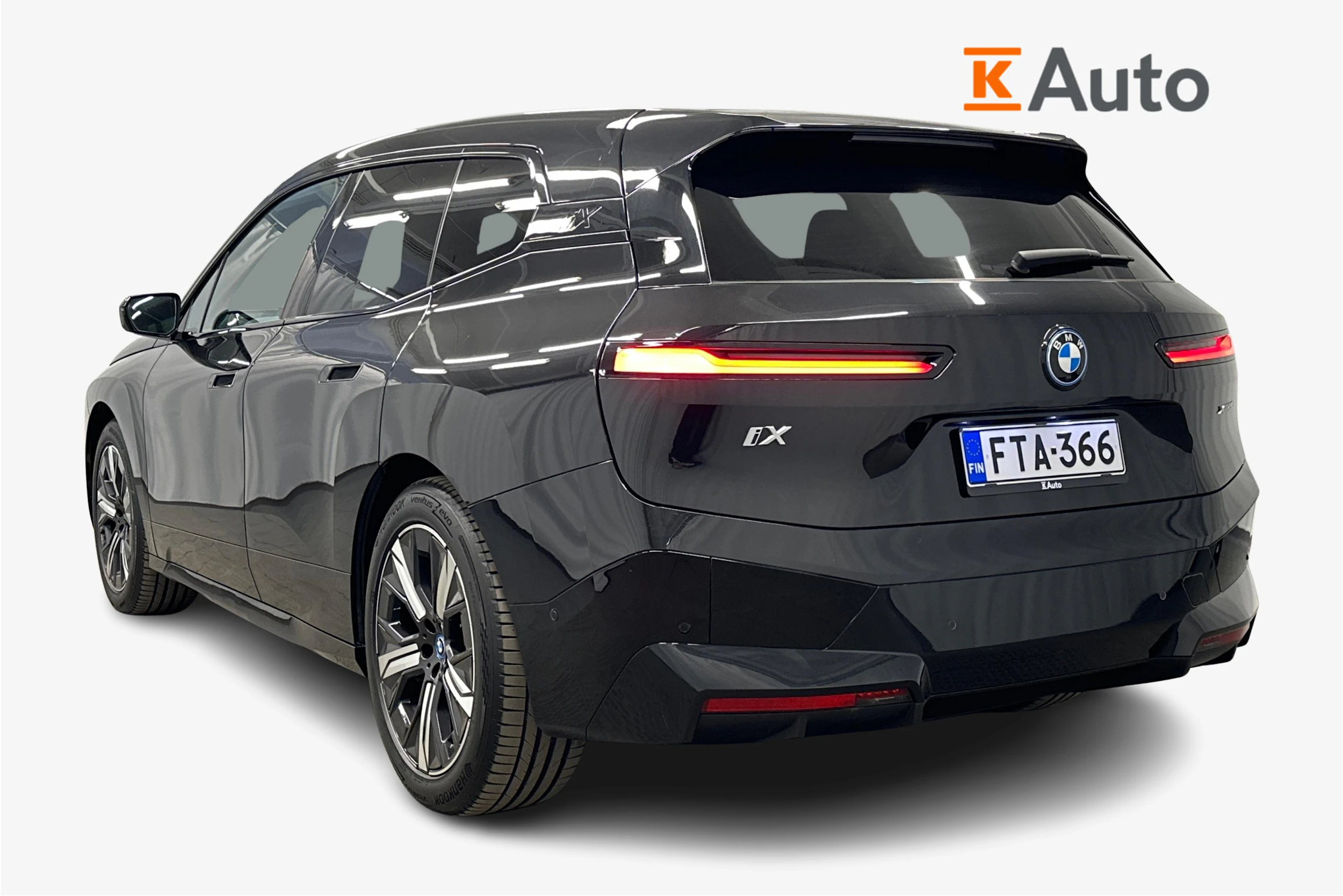 musta BMW iX 2023 kuva 2.