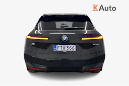 musta BMW iX 2023 kuva 3.