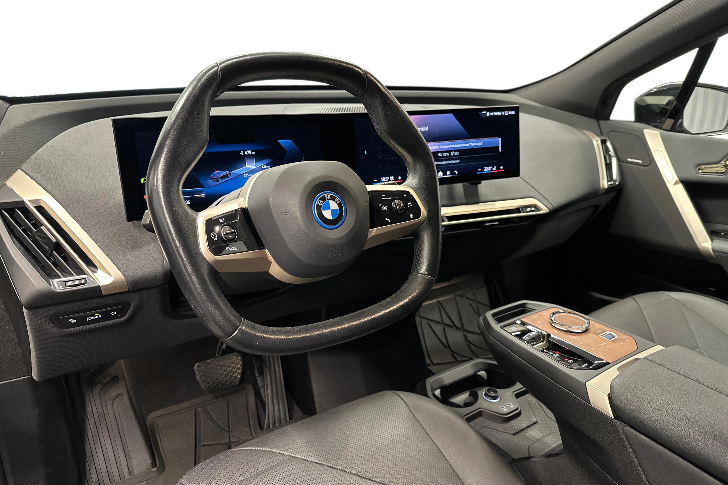 musta BMW iX 2023 kuva 6.