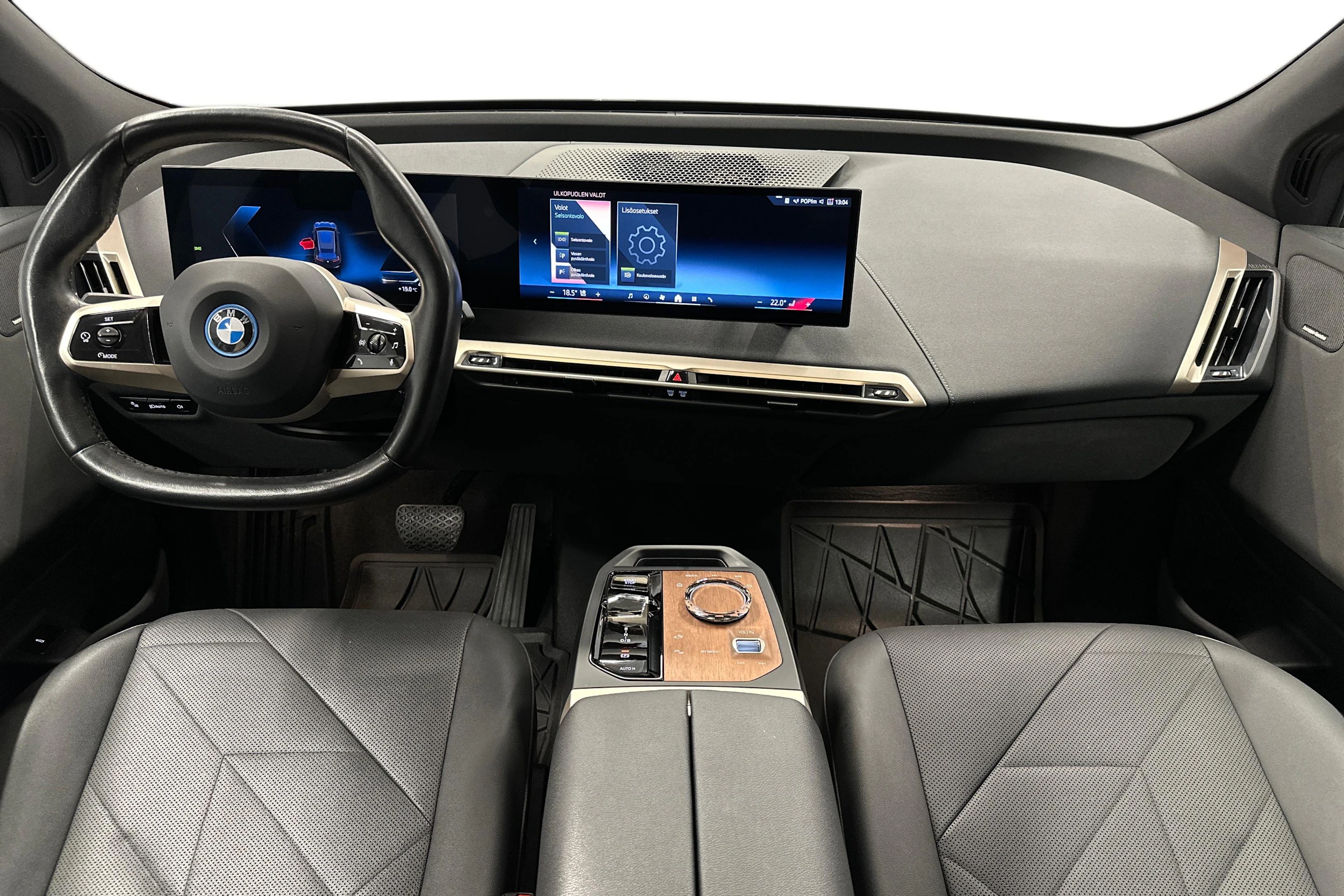 musta BMW iX 2023 kuva 7.