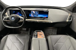 musta BMW iX 2023 kuva 7.