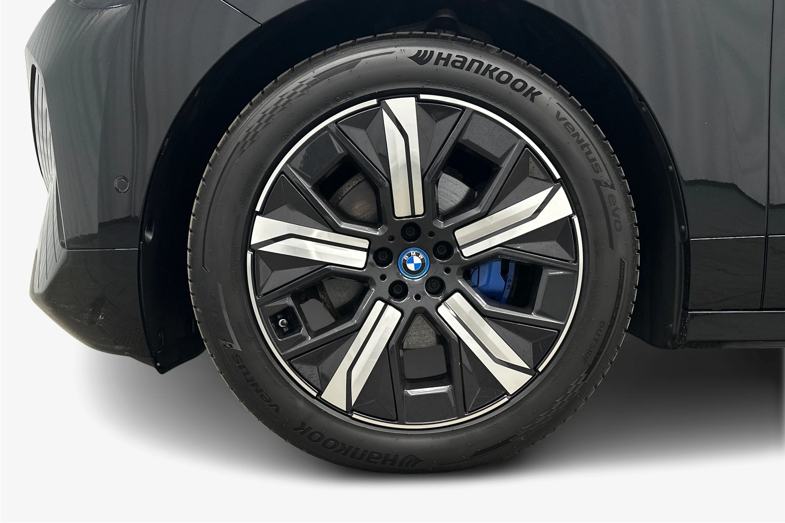musta BMW iX 2023 kuva 9.