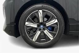 musta BMW iX 2023 kuva 9.