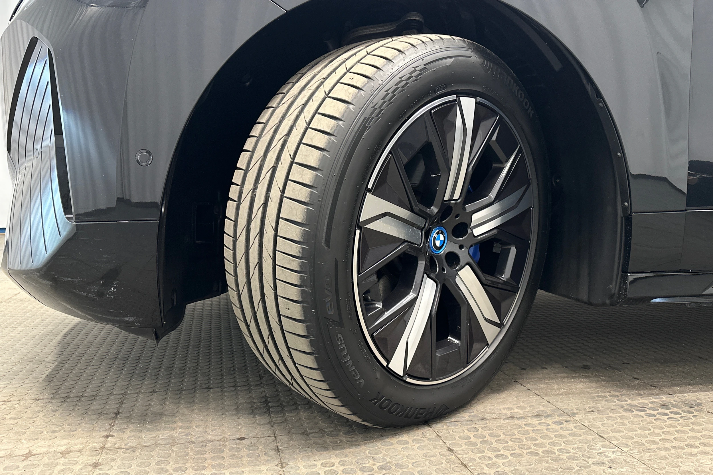 musta BMW iX 2023 kuva 10.