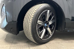 musta BMW iX 2023 kuva 10.
