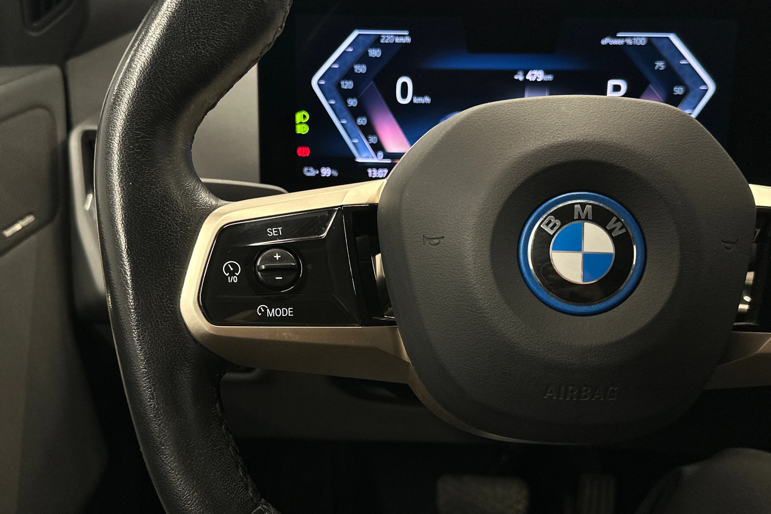 musta BMW iX 2023 kuva 11.