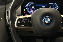 musta BMW iX 2023 kuva 11.