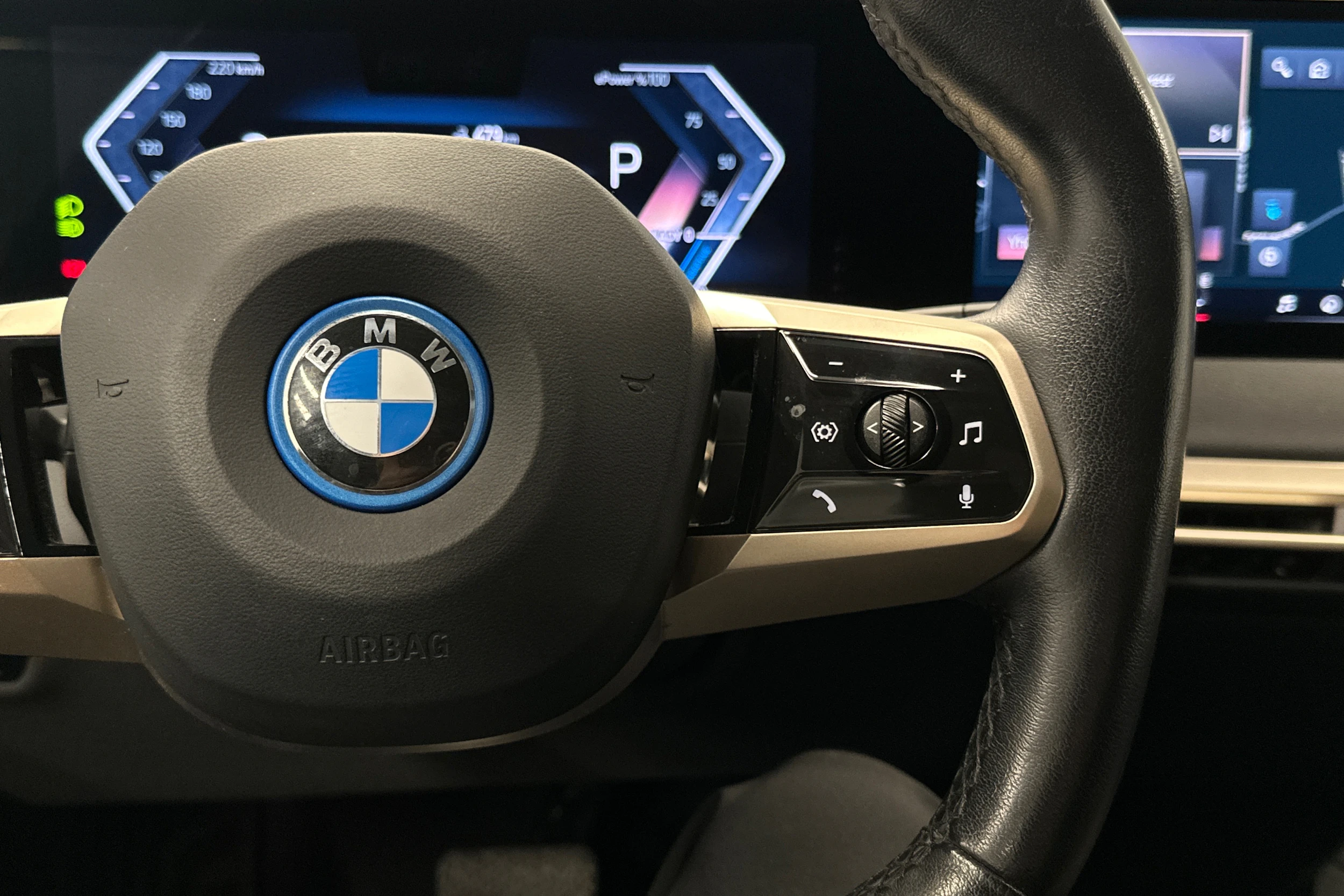 musta BMW iX 2023 kuva 12.
