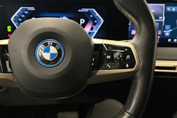 musta BMW iX 2023 kuva 12.