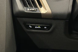 musta BMW iX 2023 kuva 15.
