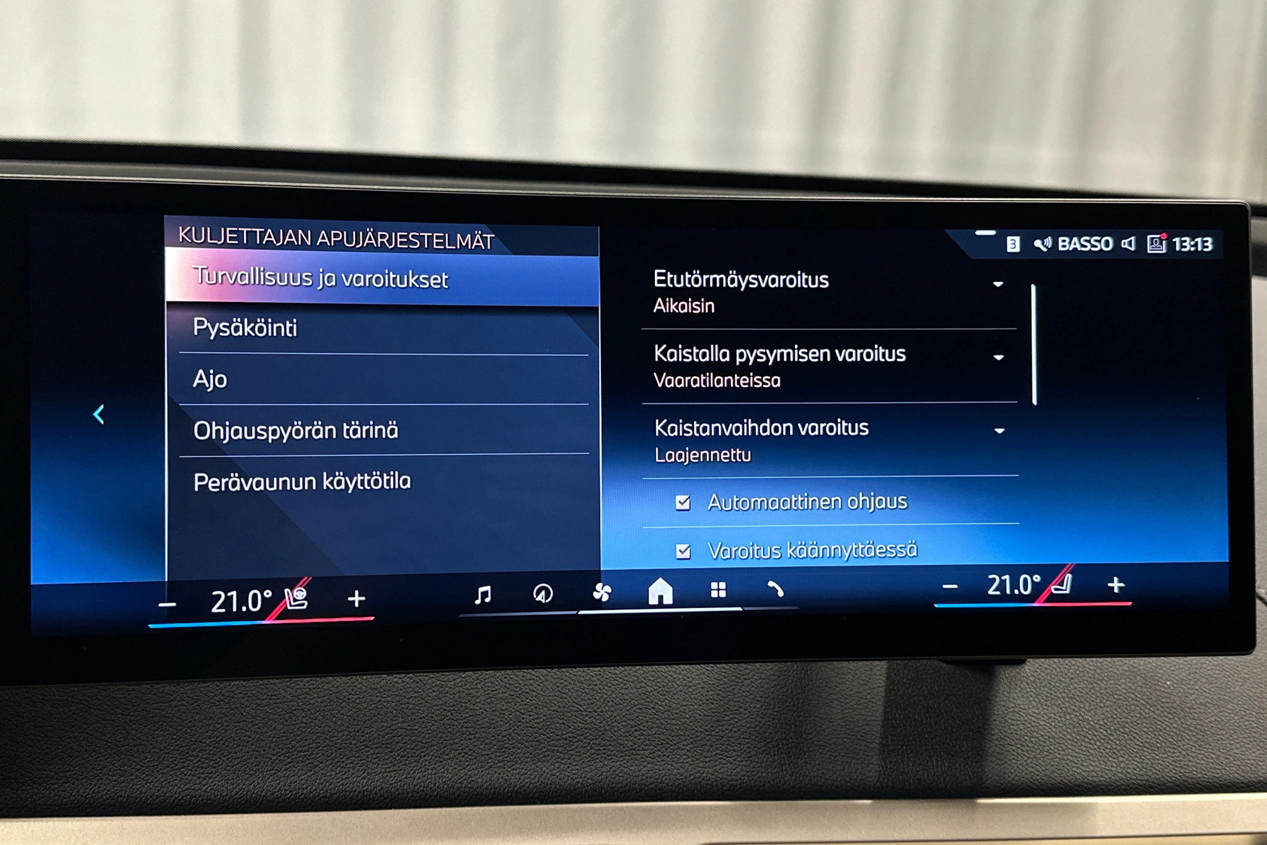 musta BMW iX 2023 kuva 25.