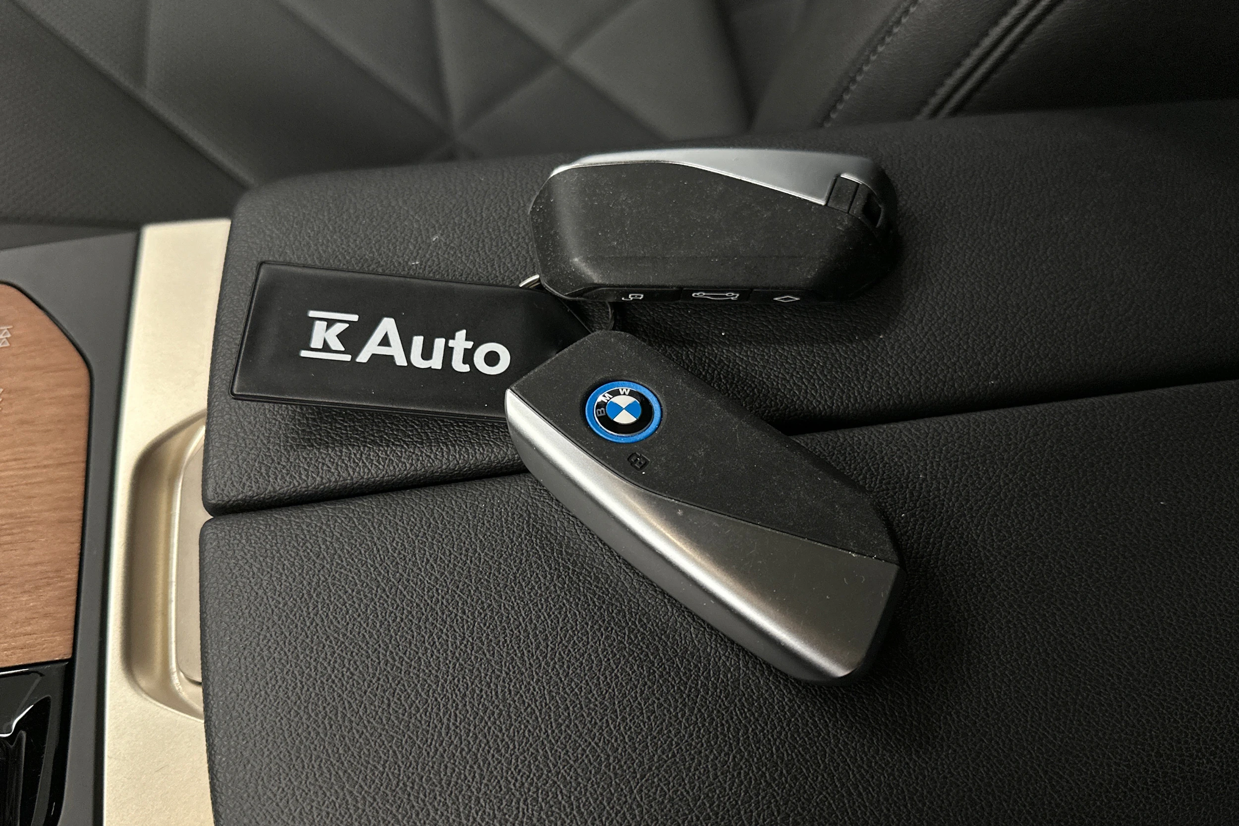 musta BMW iX 2023 kuva 44.