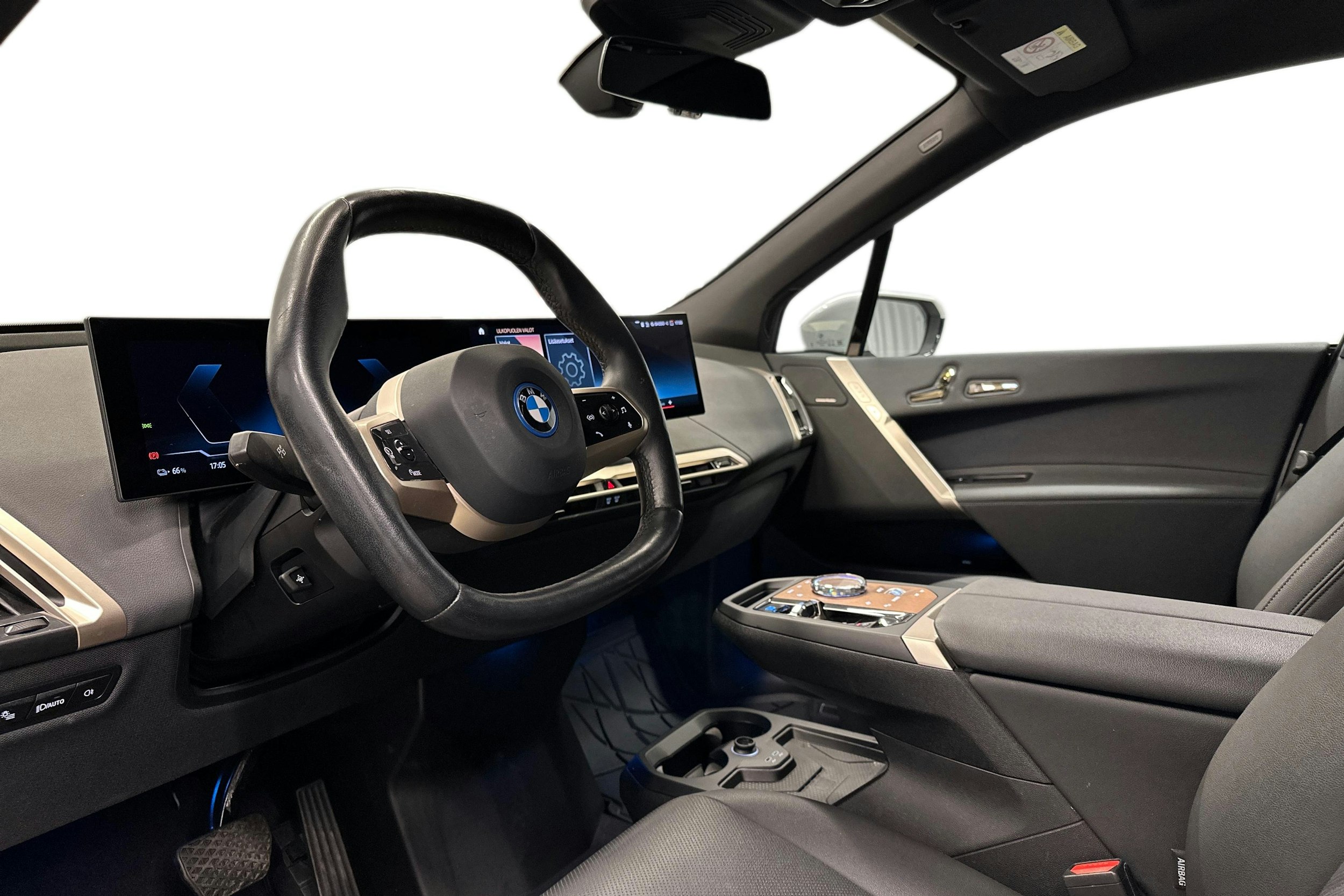 valkoinen BMW iX 2023 kuva 7.
