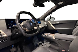 valkoinen BMW iX 2023 kuva 7.