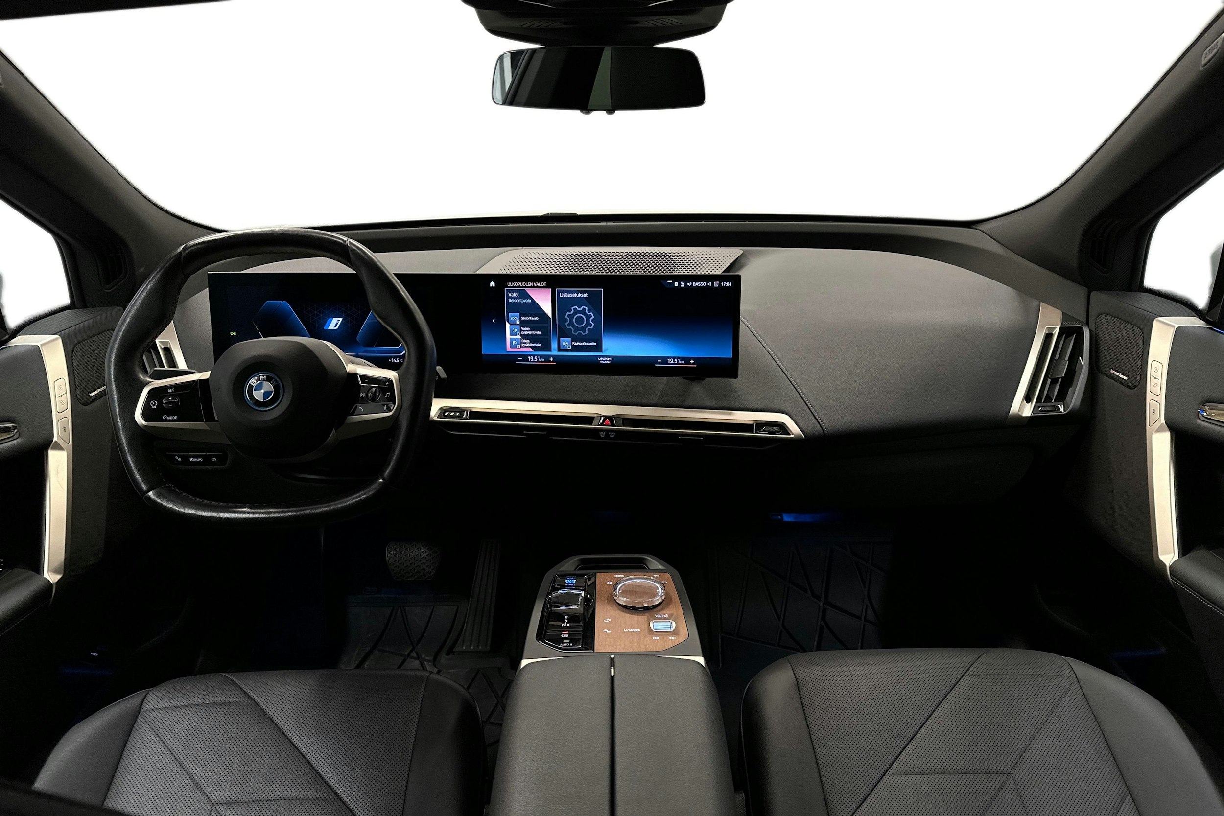 valkoinen BMW iX 2023 kuva 9.