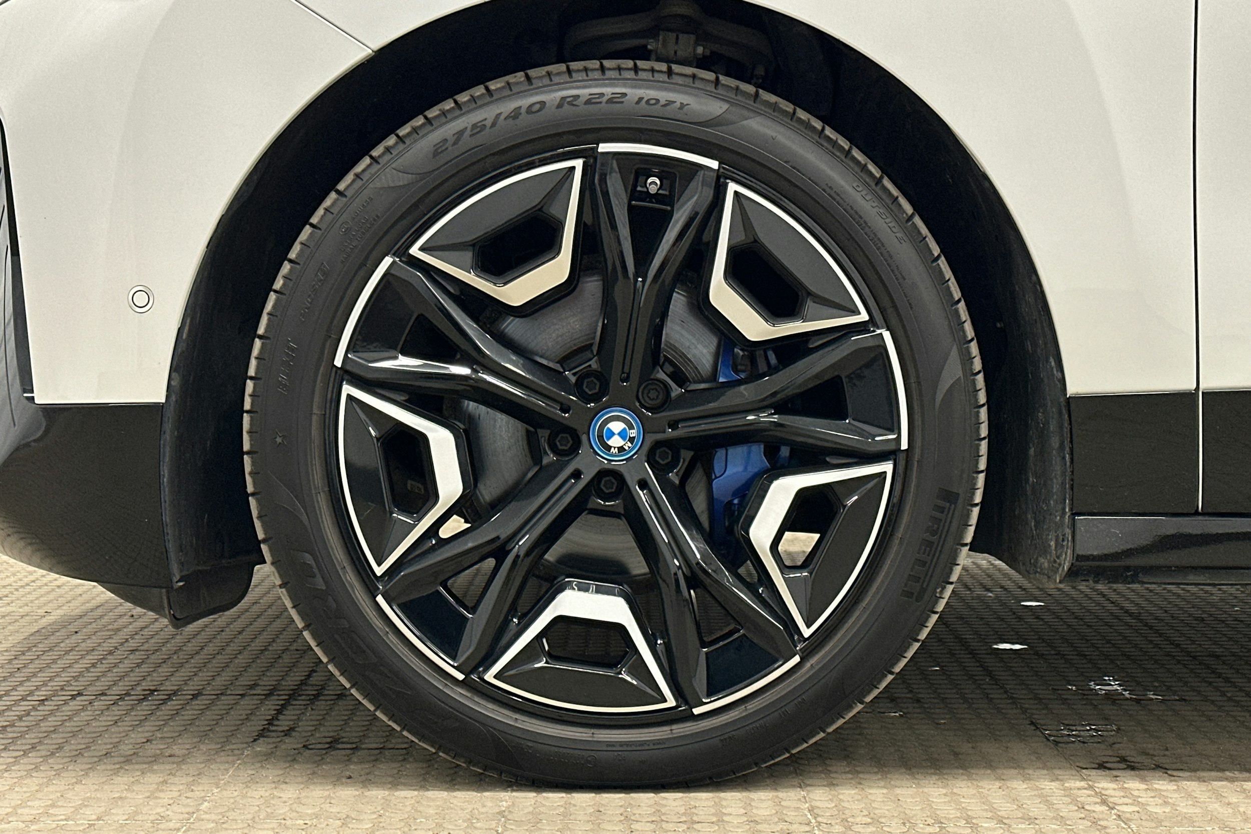 valkoinen BMW iX 2023 kuva 11.