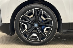 valkoinen BMW iX 2023 kuva 11.