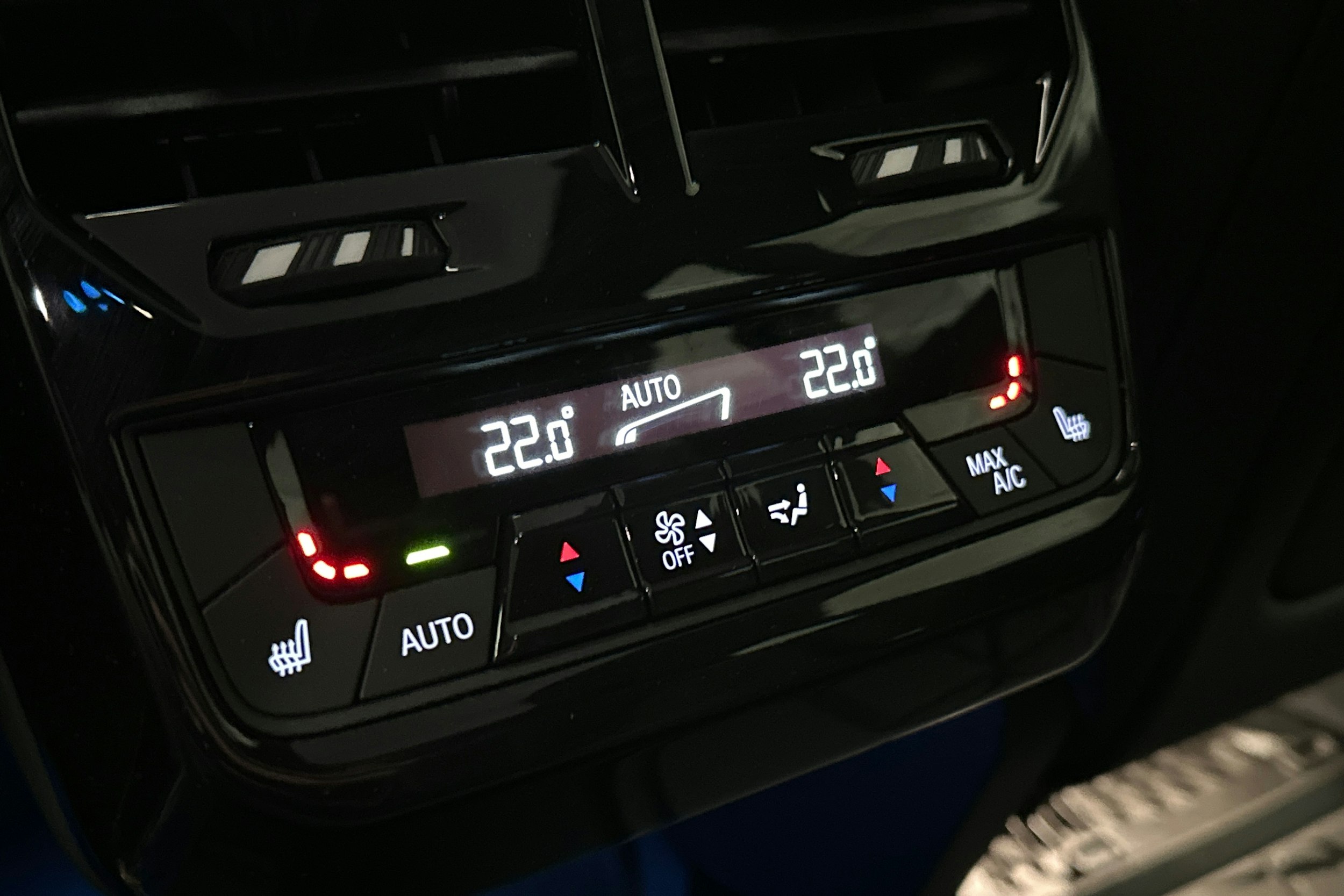 valkoinen BMW iX 2023 kuva 17.