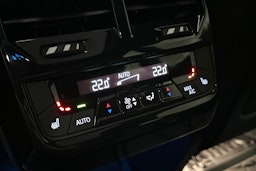 valkoinen BMW iX 2023 kuva 17.