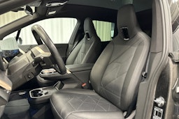 valkoinen BMW iX 2023 kuva 18.
