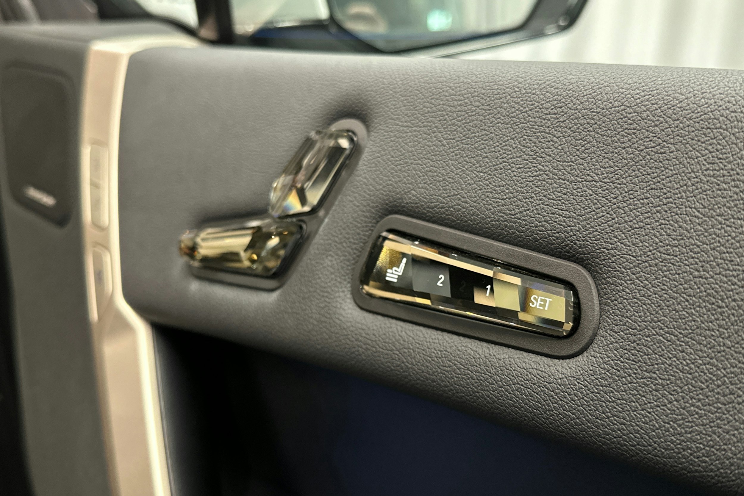 valkoinen BMW iX 2023 kuva 20.