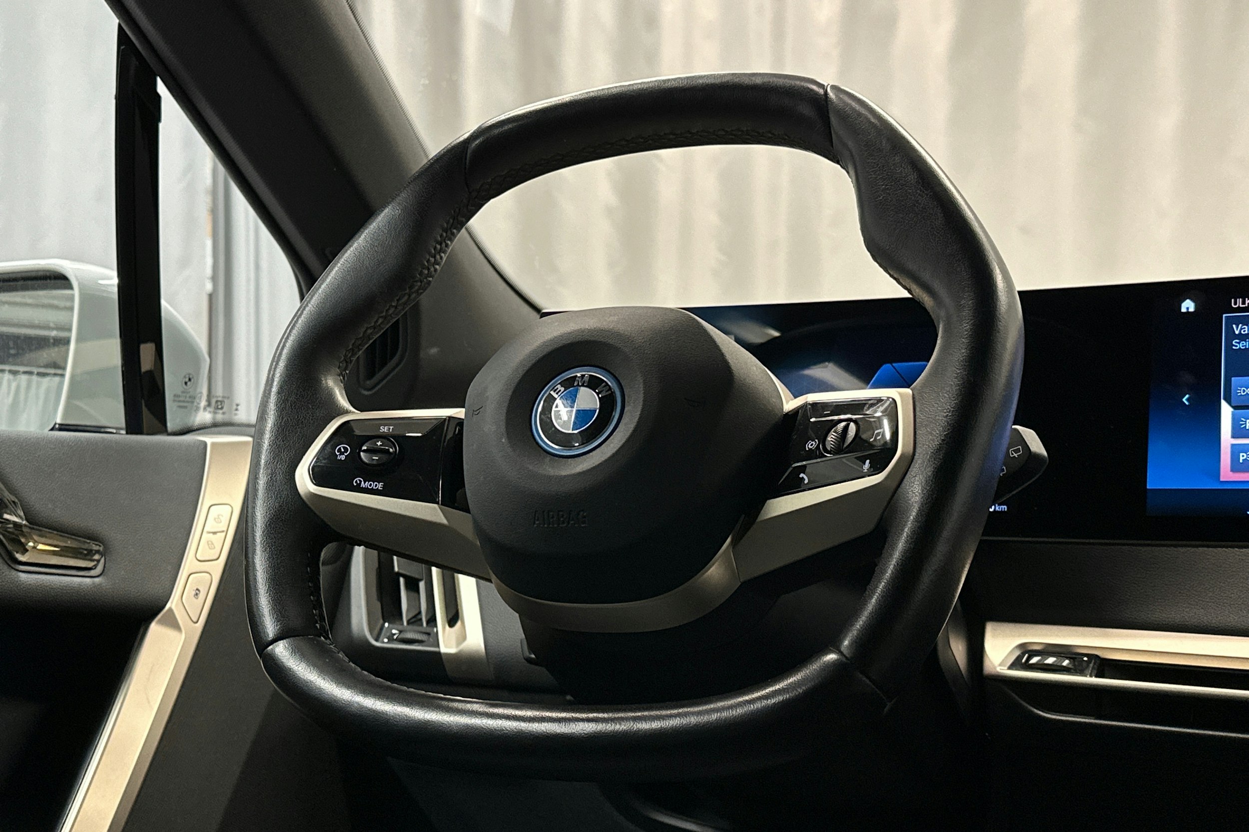 valkoinen BMW iX 2023 kuva 21.