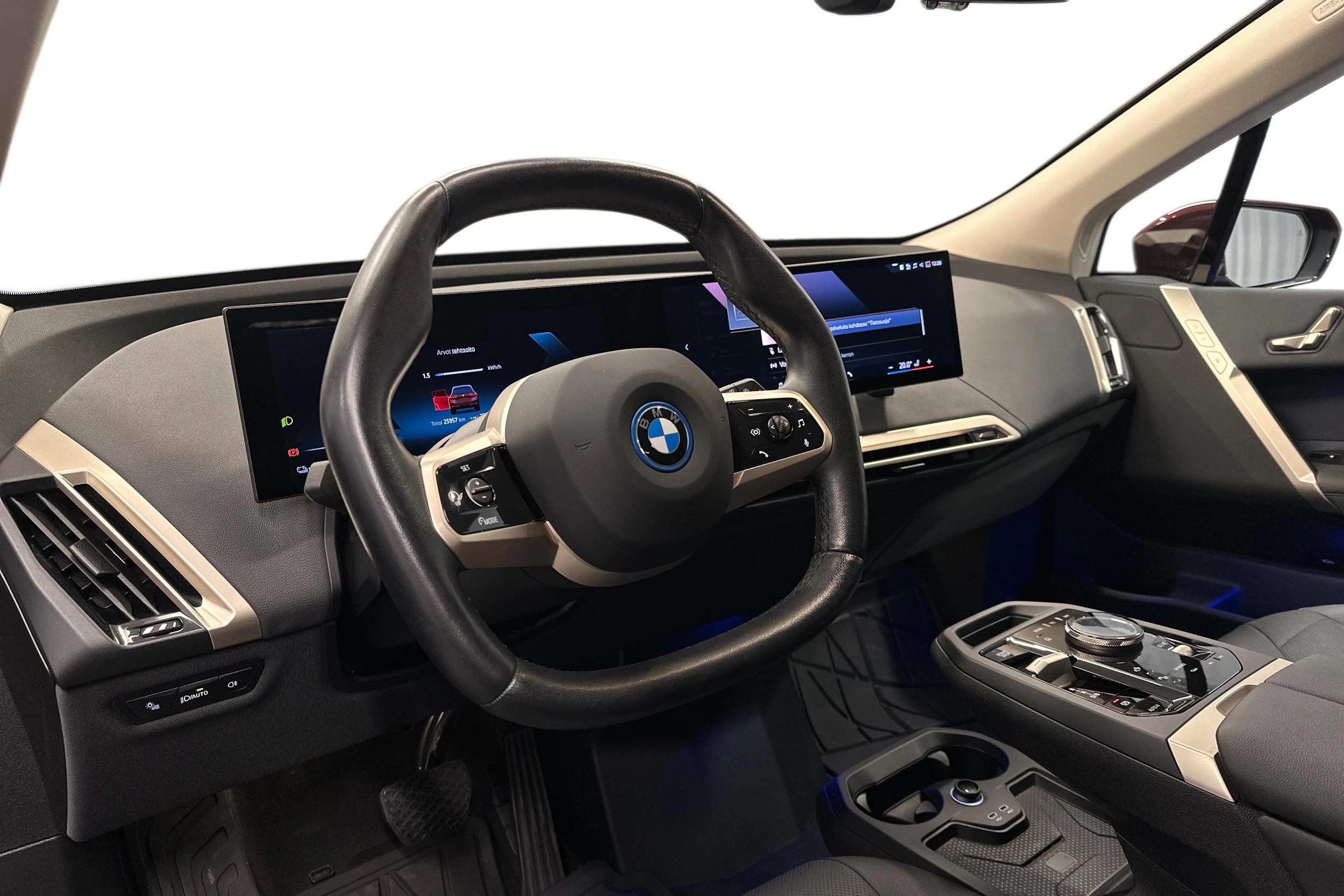 punainen BMW iX 2023 kuva 8.