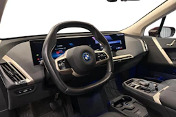 punainen BMW iX 2023 kuva 8.