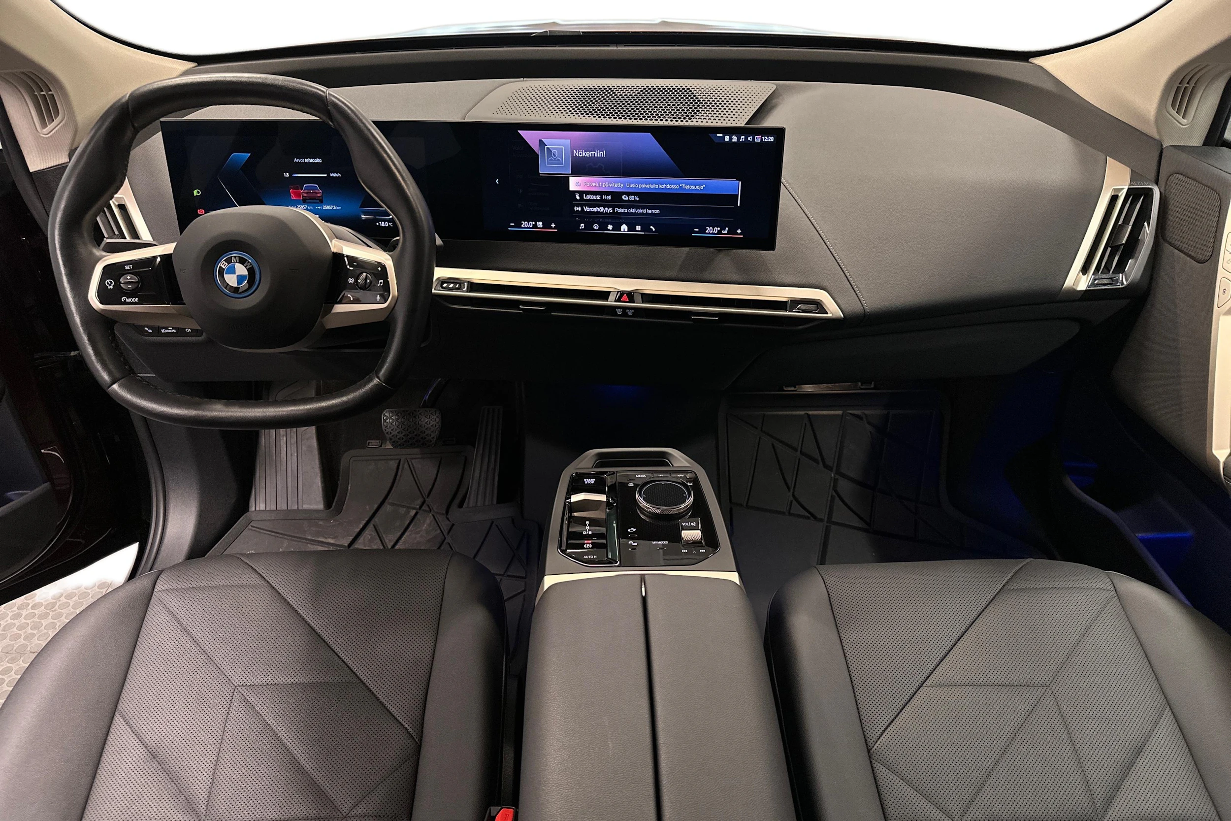 punainen BMW iX 2023 kuva 9.