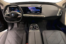 punainen BMW iX 2023 kuva 9.