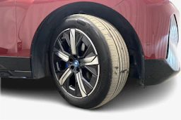 punainen BMW iX 2023 kuva 12.