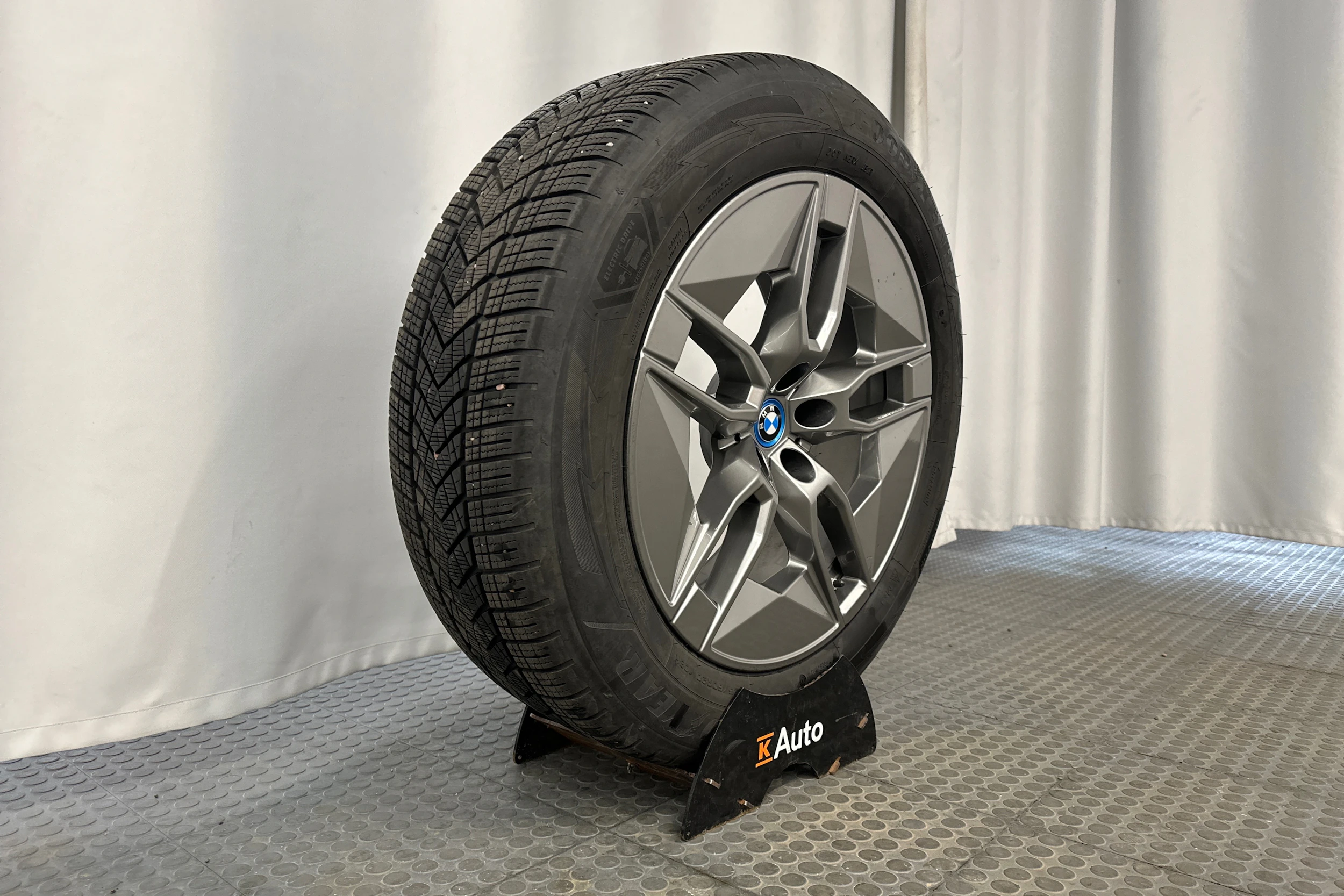 punainen BMW iX 2023 kuva 13.