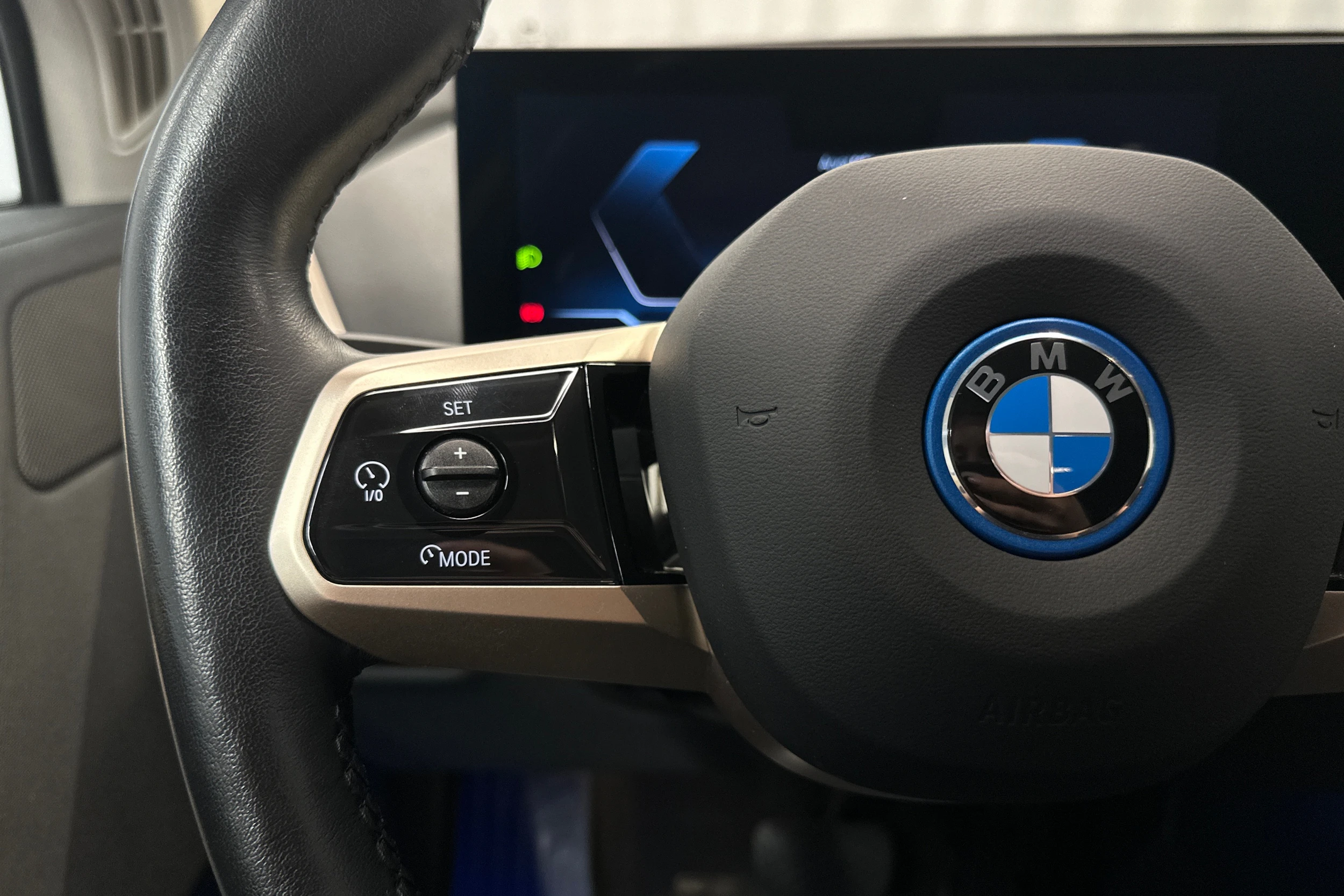 punainen BMW iX 2023 kuva 16.