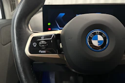punainen BMW iX 2023 kuva 16.