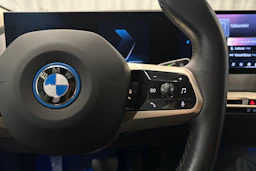 punainen BMW iX 2023 kuva 17.