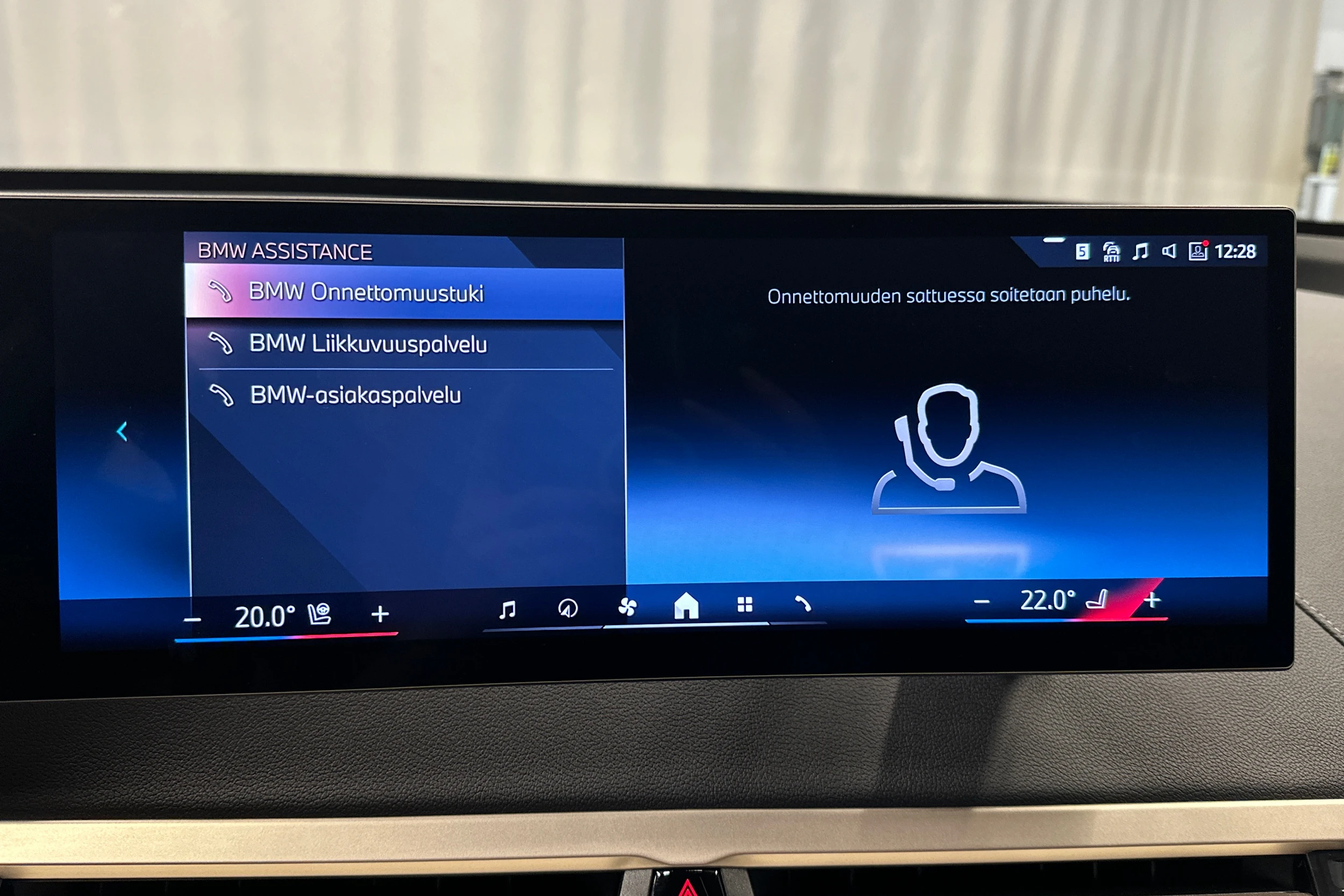 punainen BMW iX 2023 kuva 31.