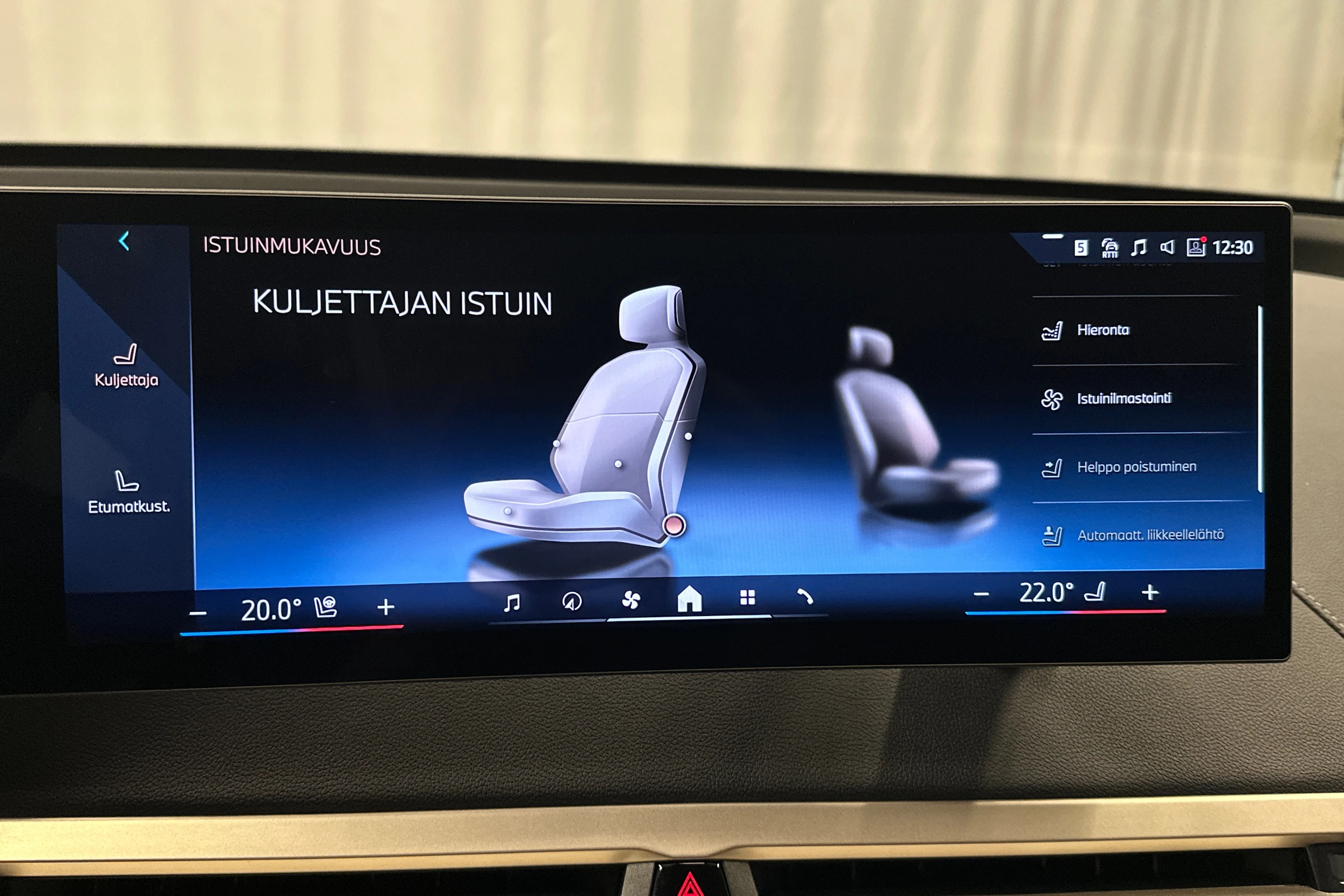 punainen BMW iX 2023 kuva 33.